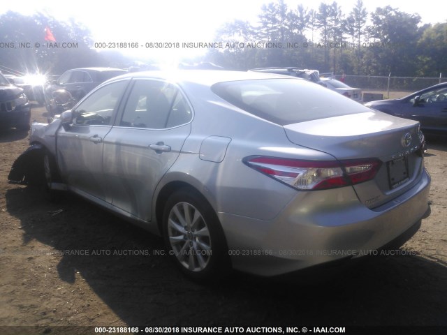 JTNB11HK2J3026984 - 2018 TOYOTA CAMRY L/LE/XLE/SE/XSE SILVER photo 3