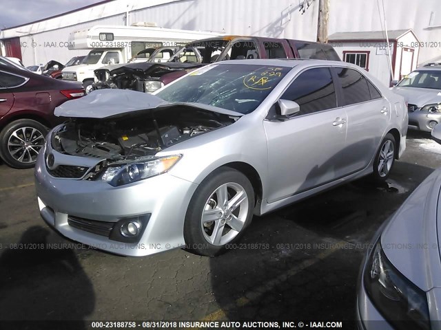 4T1BF1FKXDU718350 - 2013 TOYOTA CAMRY L/SE/LE/XLE SILVER photo 2