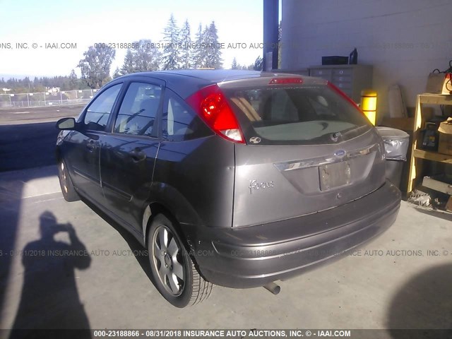 3FAFP37382R151037 - 2002 FORD FOCUS ZX5 GRAY photo 3