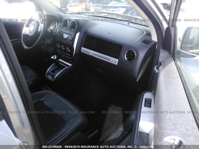 1C4NJDEB9GD585720 - 2016 JEEP COMPASS LATITUDE 银色 照片 5