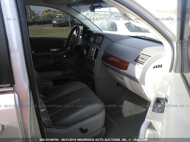 2A8HR54P78R699375 - 2008 CHRYSLER TOWN & COUNTRY TOURING SILVER photo 5