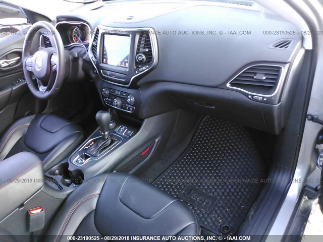 1C4PJMBX6KD224978 - 2019 JEEP CHEROKEE TRAILHAWK SILVER photo 5