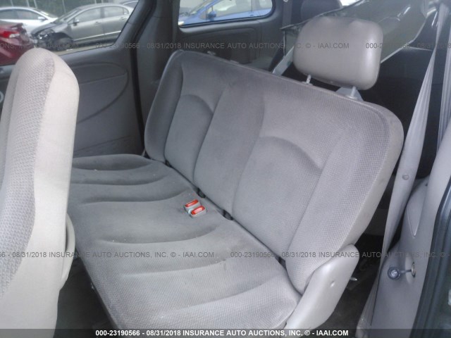 1C4GJ25302B738172 - 2002 CHRYSLER VOYAGER GRAY photo 8