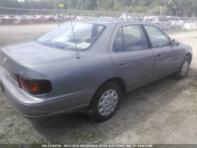 4T1BG12K5TU731623 - 1996 TOYOTA CAMRY DX/LE/XLE GRAY photo 4