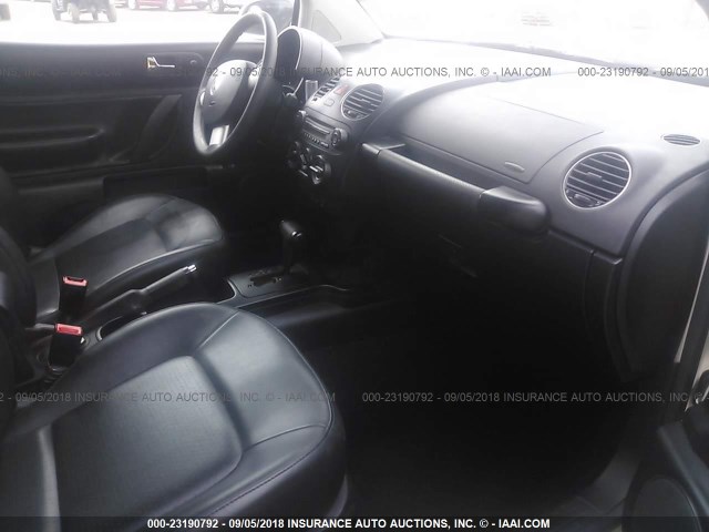 3VWPG3AG2AM011519 - 2010 VOLKSWAGEN NEW BEETLE 白色 照片 5