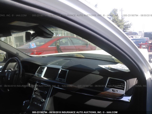 1LNHL9DR8CG802018 - 2012 LINCOLN MKS WHITE photo 5