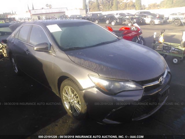 4T1BF1FK7FU938029 - 2015 TOYOTA CAMRY LE/XLE/SE/XSE 灰色 照片 1