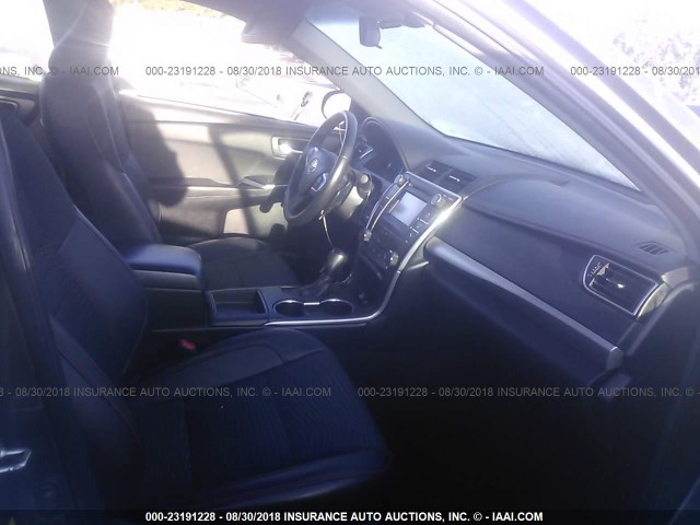 4T1BF1FK7FU938029 - 2015 TOYOTA CAMRY LE/XLE/SE/XSE 灰色 照片 5