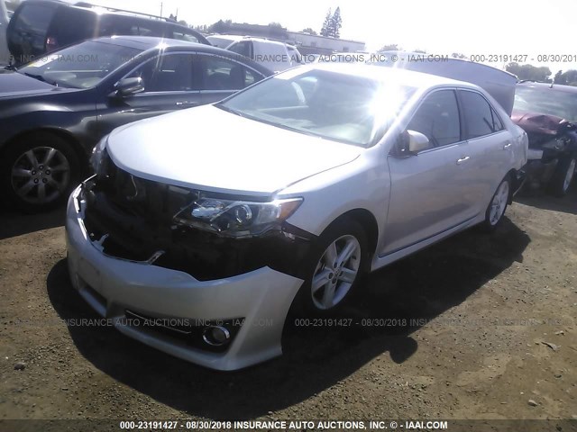 4T1BF1FK1EU448765 - 2014 TOYOTA CAMRY L/SE/LE/XLE 银色 照片 2
