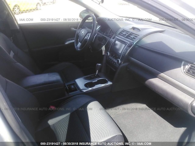 4T1BF1FK1EU448765 - 2014 TOYOTA CAMRY L/SE/LE/XLE 银色 照片 5