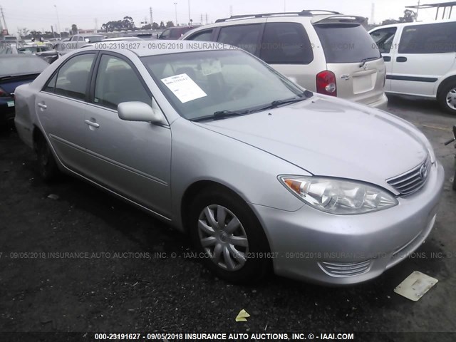 4T1BE32KX5U058042 - 2005 TOYOTA CAMRY LE/XLE/SE 银色 照片 1