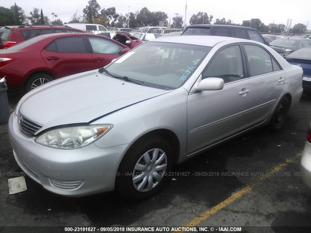 4T1BE32KX5U058042 - 2005 TOYOTA CAMRY LE/XLE/SE 银色 照片 2