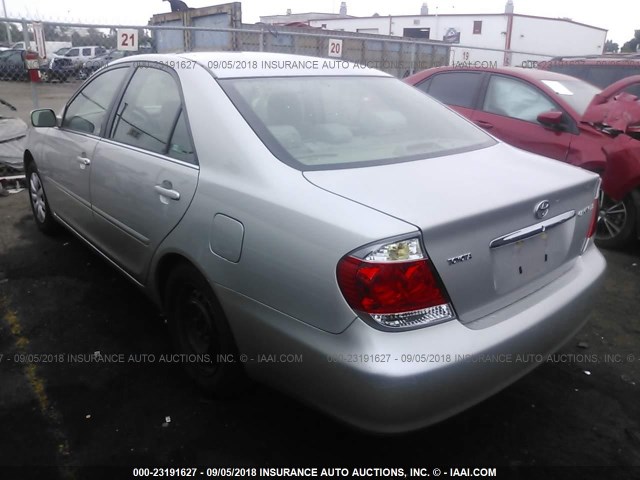 4T1BE32KX5U058042 - 2005 TOYOTA CAMRY LE/XLE/SE 银色 照片 3