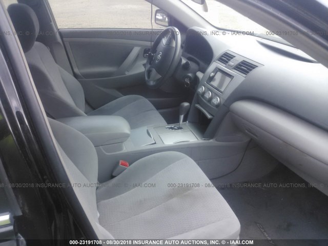 4T4BF3EK6BR119090 - 2011 TOYOTA CAMRY SE/LE/XLE შავი ფოტო 5