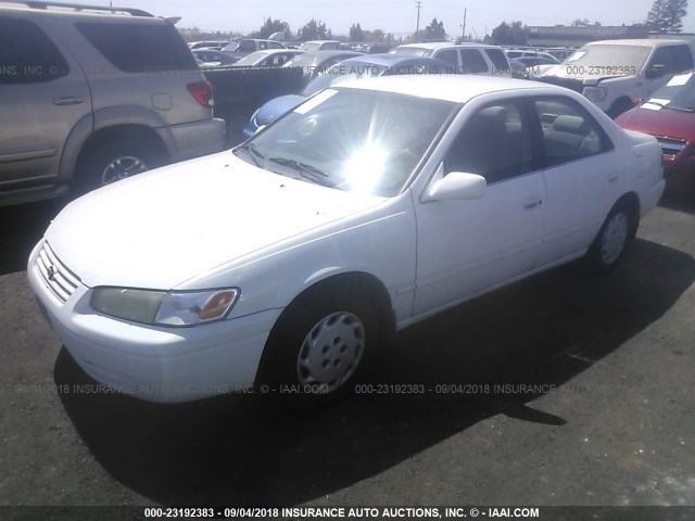 JT2BG22KXV0077554 - 1997 TOYOTA CAMRY LE/XLE WHITE photo 2