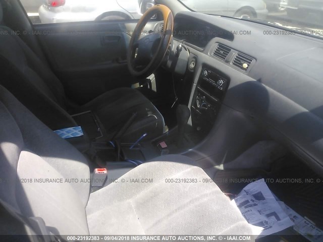 JT2BG22KXV0077554 - 1997 TOYOTA CAMRY LE/XLE Weiß Foto 5