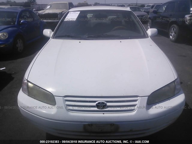 JT2BG22KXV0077554 - 1997 TOYOTA CAMRY LE/XLE Weiß Foto 6