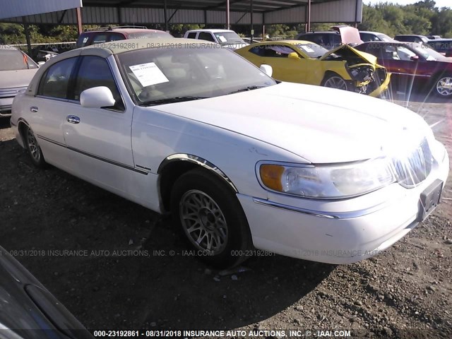 1LNHM82W0YY770179 - 2000 LINCOLN TOWN CAR SIGNATURE Champagne photo 1