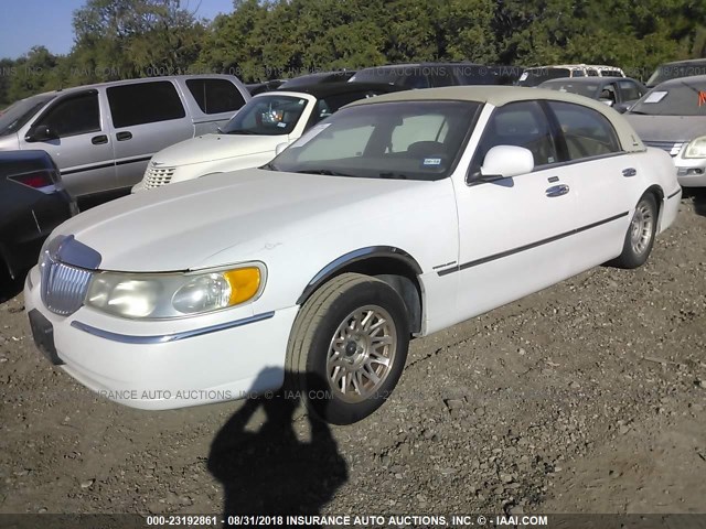 1LNHM82W0YY770179 - 2000 LINCOLN TOWN CAR SIGNATURE Champagne photo 2