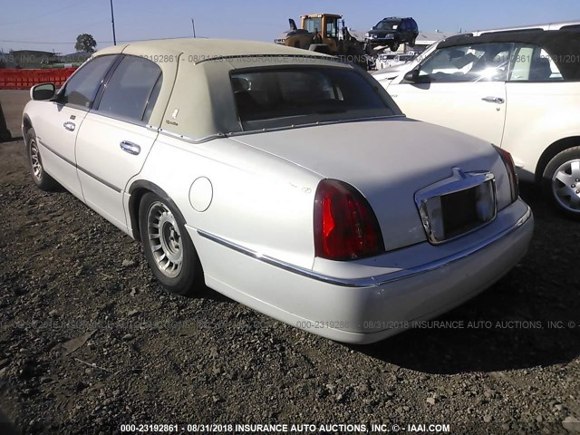 1LNHM82W0YY770179 - 2000 LINCOLN TOWN CAR SIGNATURE Champagne photo 3