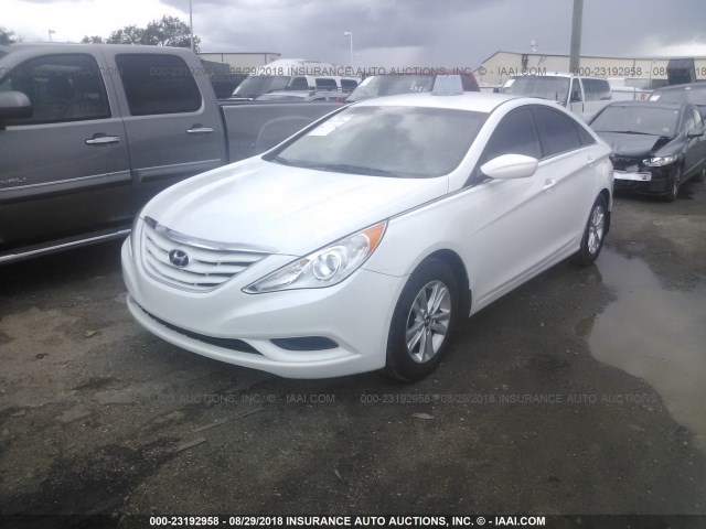 5NPEB4AC9CH393925 - 2012 HYUNDAI SONATA GLS WHITE photo 2