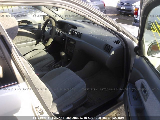 4T1BG22K61U021519 - 2001 TOYOTA CAMRY CE/LE/XLE 银色 照片 5