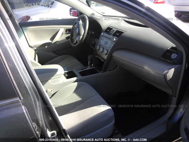 4T4BE46K69R061984 - 2009 TOYOTA CAMRY SE/LE/XLE 灰色 照片 5