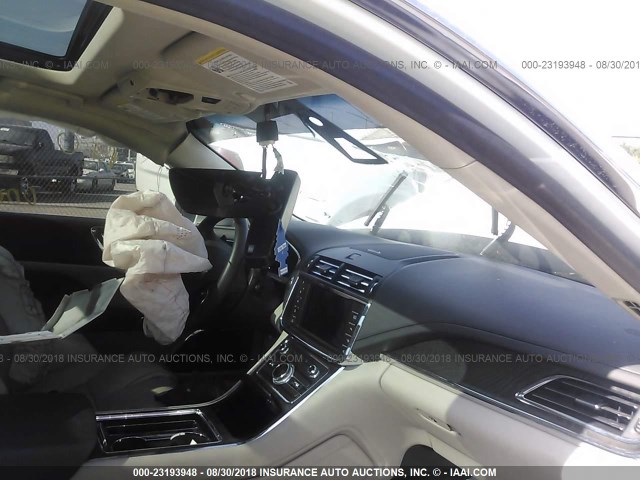 1LN6L9RP3H5627453 - 2017 LINCOLN CONTINENTAL RESERVE Weiß Foto 5