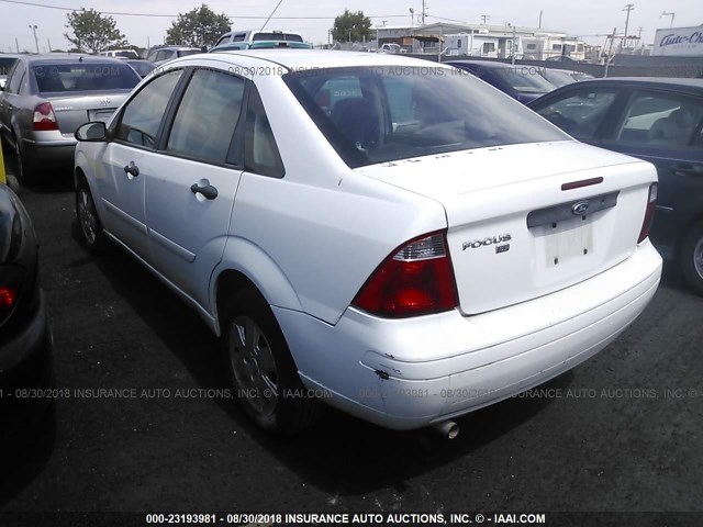 1FAFP34NX7W106773 - 2007 FORD FOCUS ZX4/S/SE/SES 白色 照片 3