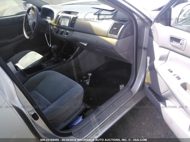 4T1BE32K93U695193 - 2003 TOYOTA CAMRY LE/XLE/SE SILVER photo 5