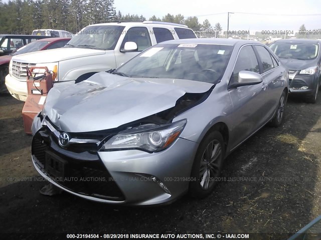 4T1BF1FK7HU379276 - 2017 TOYOTA CAMRY LE/XLE/SE/XSE SILVER photo 2