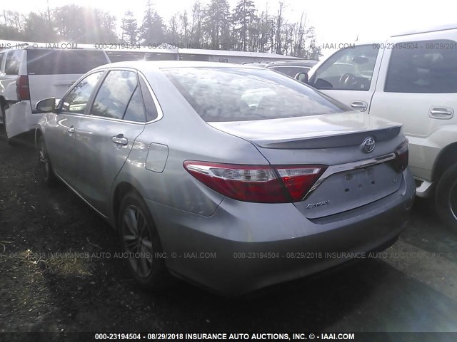 4T1BF1FK7HU379276 - 2017 TOYOTA CAMRY LE/XLE/SE/XSE SILVER photo 3