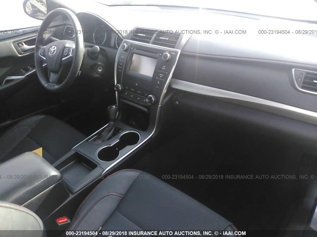 4T1BF1FK7HU379276 - 2017 TOYOTA CAMRY LE/XLE/SE/XSE SILVER photo 5