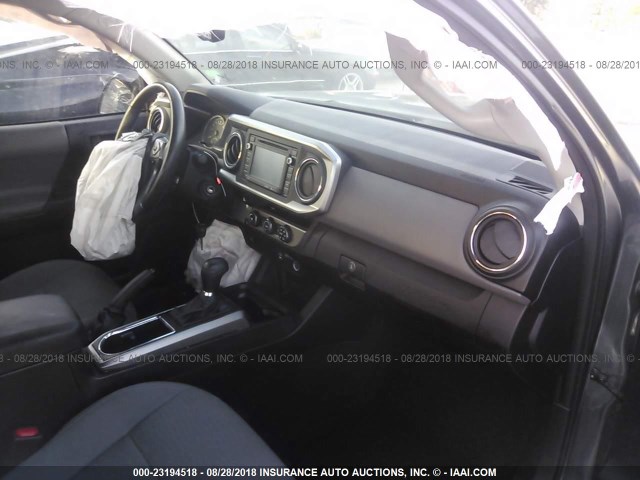 5TFAZ5CNXHX027868 - 2017 TOYOTA TACOMA DBL CAB/SR5/TRD SPORT/OR 灰色 照片 5