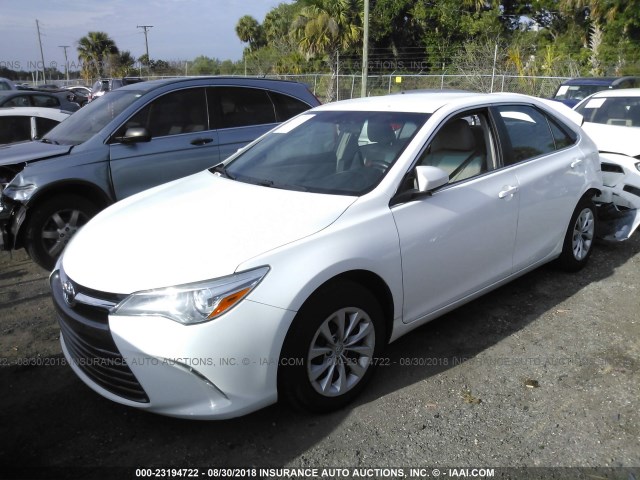 4T4BF1FK5FR480867 - 2015 TOYOTA CAMRY LE/XLE/SE/XSE 白色 照片 2