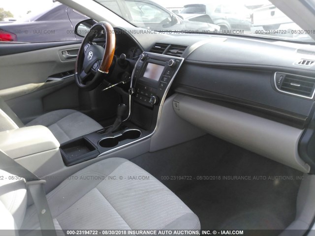 4T4BF1FK5FR480867 - 2015 TOYOTA CAMRY LE/XLE/SE/XSE 白色 照片 5