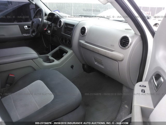1FMRU15W84LB52462 - 2004 FORD EXPEDITION XLT WHITE photo 5