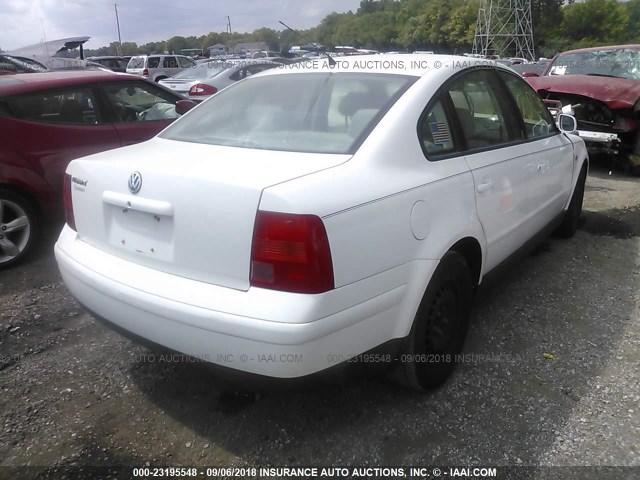 WVWMA63B9WE258270 - 1998 VOLKSWAGEN PASSAT GLS WHITE photo 4