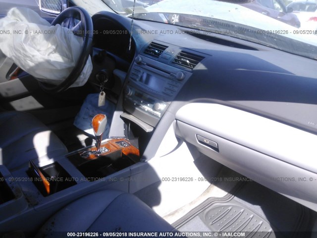 4T1BE46K28U766127 - 2008 TOYOTA CAMRY CE/LE/XLE/SE SILVER photo 5