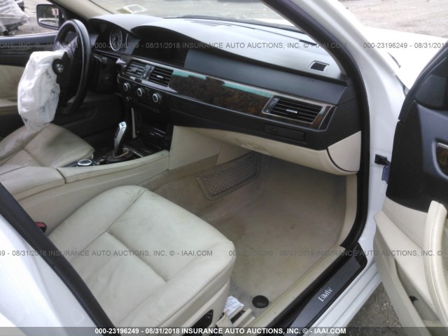 WBANV13558CZ57039 - 2008 BMW 528 XI WHITE photo 5