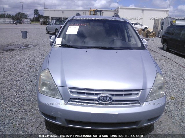 KNDMB133496277073 - 2009 KIA SEDONA SILVER photo 6