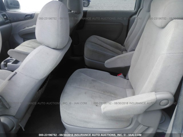 KNDMB133496277073 - 2009 KIA SEDONA SILVER photo 8