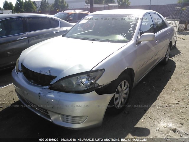 4T1BE32K45U509546 - 2005 TOYOTA CAMRY LE/XLE/SE Күміс фото 2