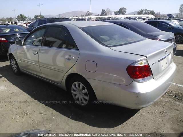 4T1BE32K45U509546 - 2005 TOYOTA CAMRY LE/XLE/SE Күміс фото 3