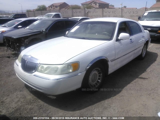 1LNHM81W01Y709633 - 2001 LINCOLN TOWN CAR EXECUTIVE Белый фото 2