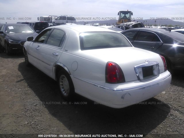 1LNHM81W01Y709633 - 2001 LINCOLN TOWN CAR EXECUTIVE Белый фото 3