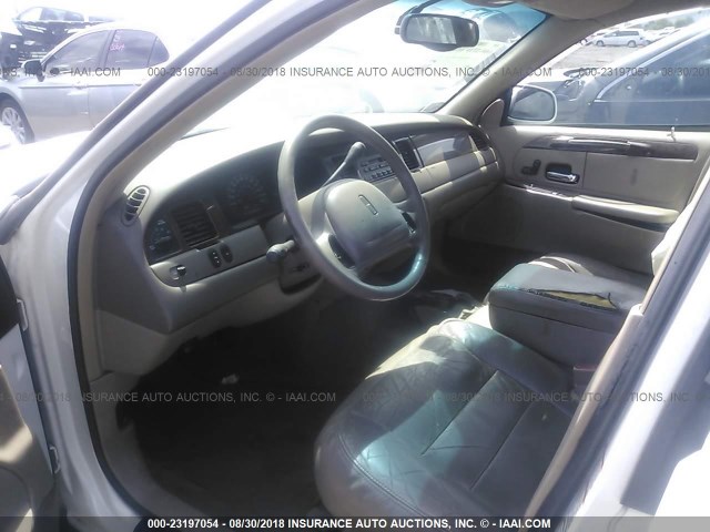 1LNHM81W01Y709633 - 2001 LINCOLN TOWN CAR EXECUTIVE Белый фото 5