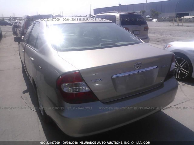 4T1BF30K62U022991 - 2002 TOYOTA CAMRY LE/XLE/SE 金色 照片 3