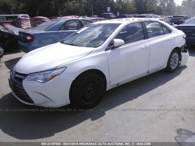 4T1BF1FK9FU495012 - 2015 TOYOTA CAMRY LE/XLE/SE/XSE 白色 照片 2