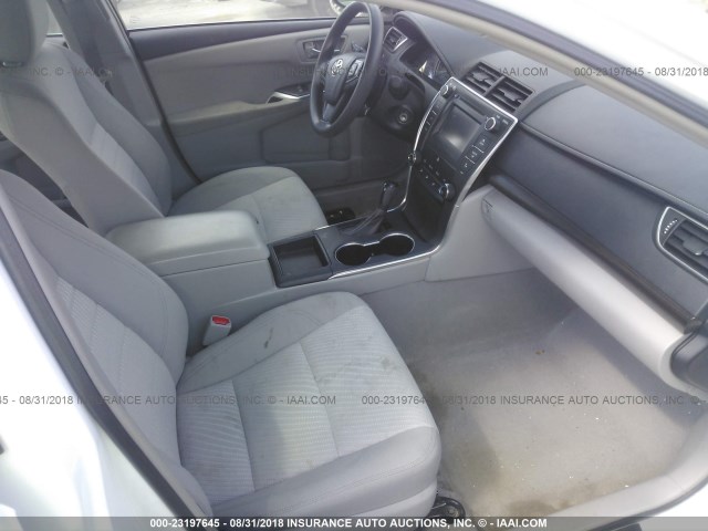 4T1BF1FK9FU495012 - 2015 TOYOTA CAMRY LE/XLE/SE/XSE 白色 照片 5